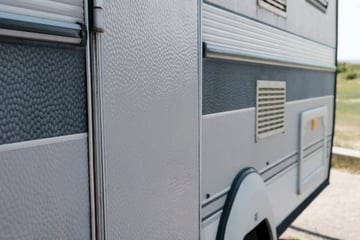 Vierköpfige Familie an Bord: Wohnmobil rollt Abhang hinab, Mutter landet in Krankenhaus