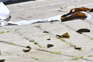 Blutige Kneipen-Eskalation: Mann schlägt mit Bierflasche mehrfach auf Kopf eines 67-Jährigen ein