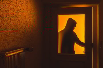 Videokamera schlägt Alarm: Mann hält Einbrecher bis Polizei kommt fest