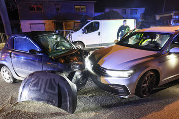 360 Microcar Schwerer Unfall auf B180 in Oberlungwitz: Microcar kracht frontal in VW
