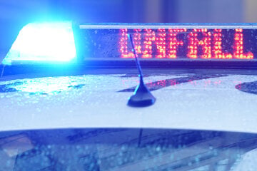 Unfall A2: A2 für sieben Stunden gesperrt: Drei Laster krachen ineinander
