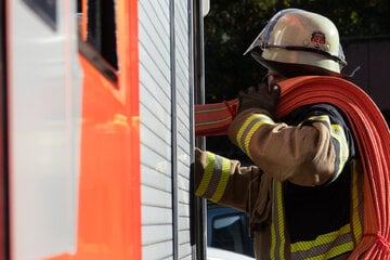 Knistern weckt Bewohner: Mann rettet sich aus brennendem Haus
