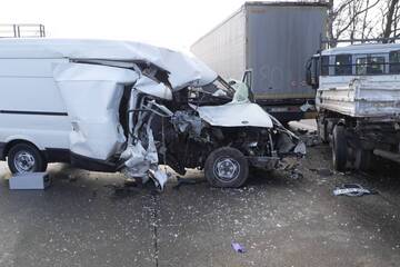 Unfall-Drama auf der A555: Zwei Fahrer eingeklemmt und schwer verletzt