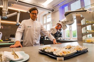 Dresden: Sie bereiten Salat zu, verteilen das Dressing: In dieser Bar sind Roboter die Stars