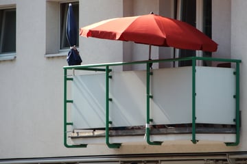 Lebensgefahr! Täter lösen Schrauben von Balkon