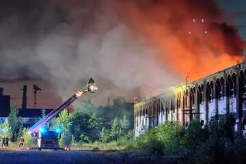 Leipzig: Rauchschwaden über Plagwitz: Alte Fabrik im Leipziger Westen steht in Flammen