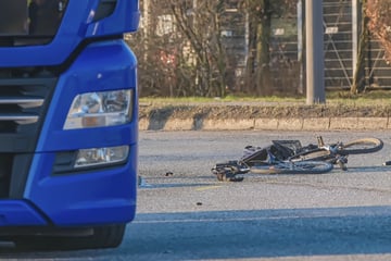 Tödlicher Unfall: Radfahrer stirbt nach Kollision mit Lkw noch vor Ort