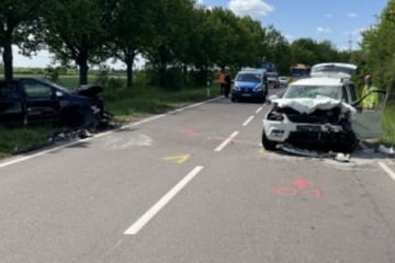 Schlimmer Frontal-Crash in Ottersleben: Beide Fahrer im Auto eingeklemmt!