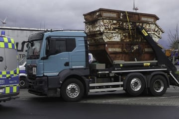 Polizei zieht Sattelzug mit abenteuerlich gestapelten Müllcontainern aus dem Verkehr