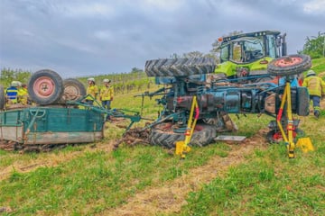 Unglück im Weinberg: 66-Jähriger nach Traktor-Überschlag lebensbedrohlich verletzt