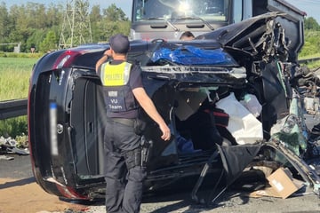 Unfall A4: Heftiger Unfall auf A4: Autofahrer eingeklemmt - Heli im Einsatz