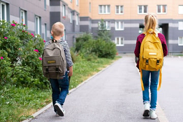 Auf dem Weg zur Schule: Rentner entblößt sich vor Kindern und bedroht sie