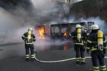 Starke Rauchentwicklung: Bus brennt auf A1 bei Hamburg