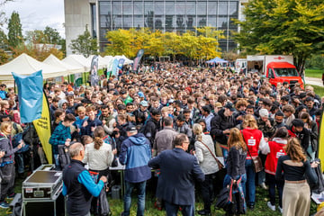 Dresden: Wofür stehen Dresdner Studenten hier an?