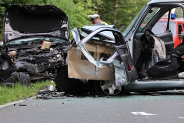 Todes-Crash auf Bundesstraße, weitere Person sowie zwei Kinder schwer verletzt!