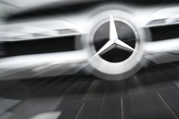 Riesen Knall bei Mercedes-Benz: Weltweit rund 250.000 Autos zurückgerufen!