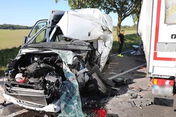 Horror-Unfall im Norden: Lkw kracht frontal in Transporter, 26-Jähriger stirbt