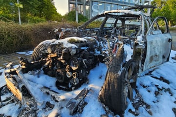Chemnitz: Feuerwehreinsatz in Chemnitz: Auto fackelt komplett ab