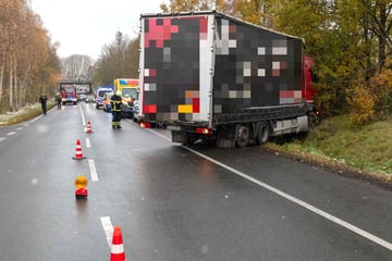 Unfall A14: Unfall auf Bundesstraße: Lkw landet in Böschung