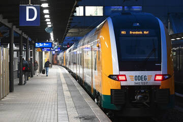 Messerattacke: Fahrgäste überwältigen Messer-Mann in Regionalzug