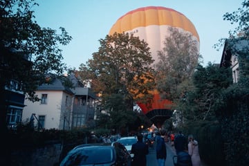 Dresden: Aufregung in Striesen: Heißluftballon geht mitten im Wohngebiet runter