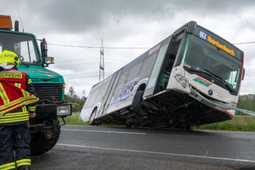 Wendemanöver geht schief: Bus kippt in Straßengraben