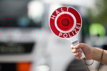 Drängler mit Mittelfinger: Polizei stoppt Autobahn-Raser im Schneeregen