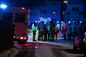 Frau zündet Holzkohle-Grill in Wohnung: Drei Menschen landen verletzt in Klinik