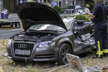 Audi von Straßenbahn mitgeschleift: Fahrer wird eingeklemmt und schwer verletzt
