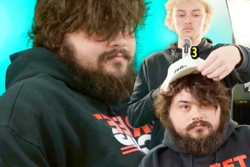 Als Friseur den Hut seines Kunden abnimmt, wartet darunter das haarige Grauen