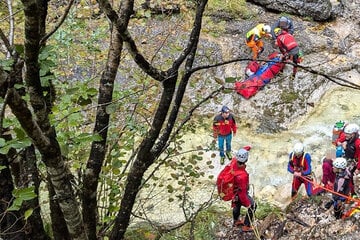 Zehn Meter in Tiefe gefallen: 69-Jährige stürzt bei Bergwanderung in Gebirgsbach