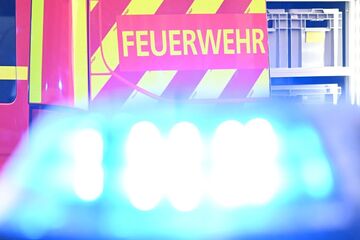 Firmengelände in Flammen: Feuerwehr Magdeburg löscht brennenden Sperrmüll