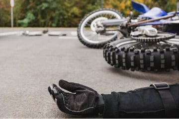 Frontalcrash mit Hyundai: 22 Jahre alter Biker schwer an Beinen und Rücken verletzt