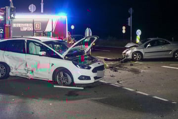 Mutter und Kind in Unfall verwickelt: Zwei Verletzte bei Kreuzungscrash im Leipziger Norden