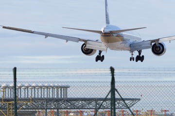 Frau eskaliert im Flugzeug: Maschine muss nach Schlägen und Tritten gegen Crew zwischenlanden