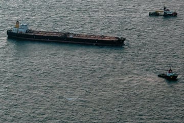 Havarierter Tanker vor Rügen: Schlepper ziehen Schiff Richtung Osten