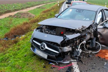 Heftiger Unfall im Leipziger Norden: Mercedes und Ford krachen frontal zusammen