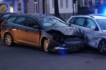 Ford und VW krachen zusammen: Beide Fahrer im Krankenhaus