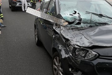 Unfall A7: Trümmerteile bohren sich in Windschutzscheibe: Hyundai kracht auf Autobahn gegen Wohnmobil