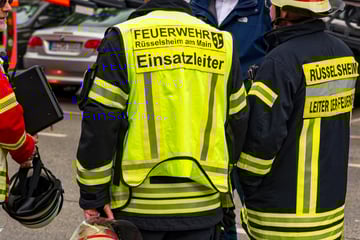 Wohnhaus-Brand: Zwei Kinder in Klinik, Polizei muss Anwohner festnehmen