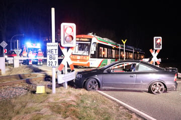 Trotz geschlossenen Schranken: Citybahn kracht an Bahnübergang mit Opel zusammen