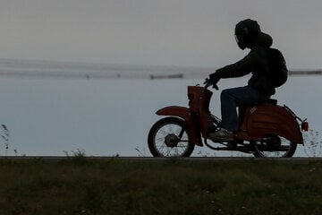 Flucht vor Polizei geht schief: Teenager überschlägt sich mit Simson auf Acker