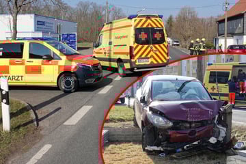 Gesundheitlicher Zwischenfall? Mazda-Fahrerin kracht gegen Mauer und Mast, verletzt sich schwer