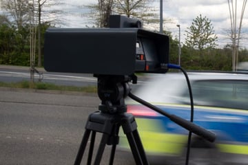 Mit über 100 km/h durch die 50er-Zone: Deftige Strafe für Ford-Fahrerin