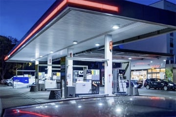 Bewaffneter Überfall auf Tankstelle: Polizei fahndet nach flüchtigem Täter