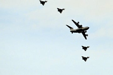 Luftwaffe sorgt bei Köln für Aufsehen: A400M von Eurofightern flankiert