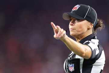 Schikane und gesangliche Demütigung? Schiedsrichterin verklagt NFL!