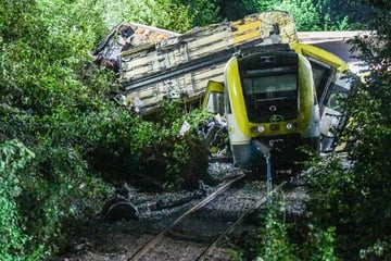 Entgleister Regionalzug: Lokführer, Azubi und Fahrgast sterben, mehr als 40 Menschen verletzt