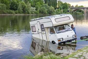 Unglücklicher Vorfall an der Elbe: Wohnmobil macht sich selbständig und landet im Fluss