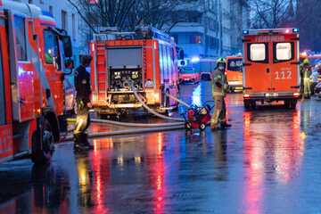 Berlin: Wohnhaus in Berlin-Neukölln steht in Flammen: Mutter und Sohn verletzt